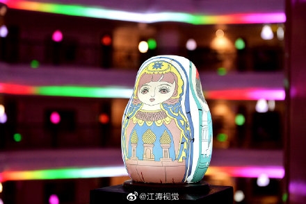 夜晚啲娃娃仲會變色