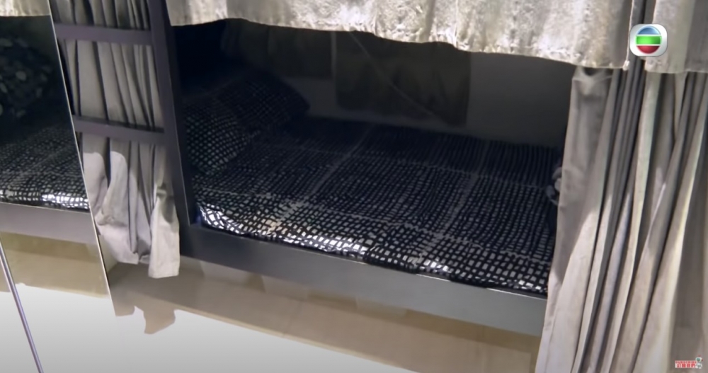 房間內每位傭人都有私家枕頭套、被袋。而且有布簾畀到佢哋私人空間