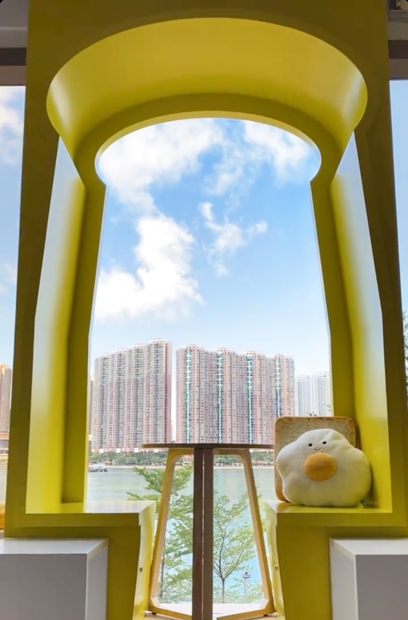 店舖特設吐司打卡座位,座位位置更可以望到海景,打卡一流!