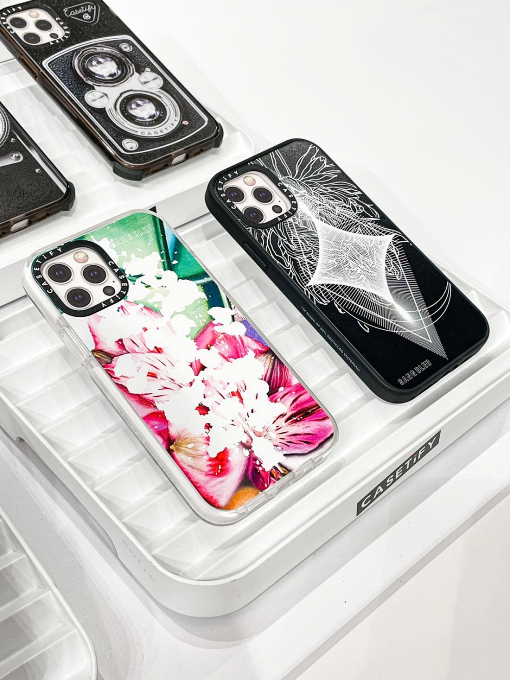 獨家聯乘瑞士紋身藝術家兼Sang Bleu創辦人Maxime Plescia-Buchi，設計兩款全新手機殻，顏色線條分明。