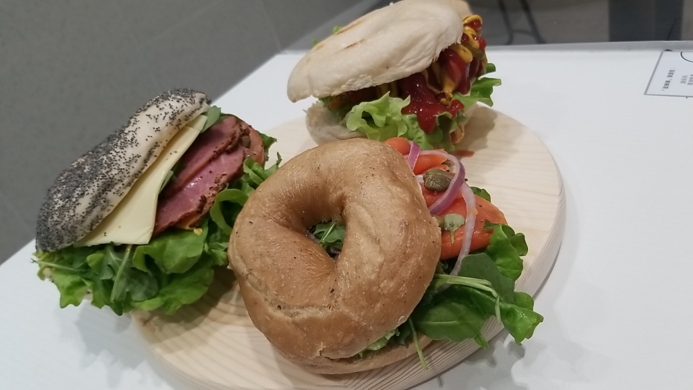 Bagel方面有厚餐肉日本流心蛋、煙燻三文魚牛油果、熱狗腸流心蛋、脆炸素雞扒流心蛋等餡料