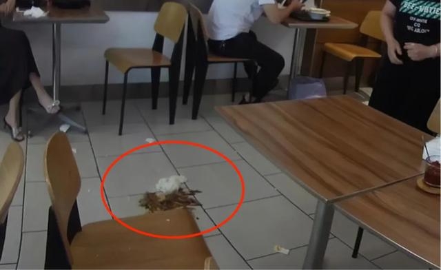 雙方爭持不下,呂女士憤而將裝住魚香茄子飯嘅碟一嘢掃落地上