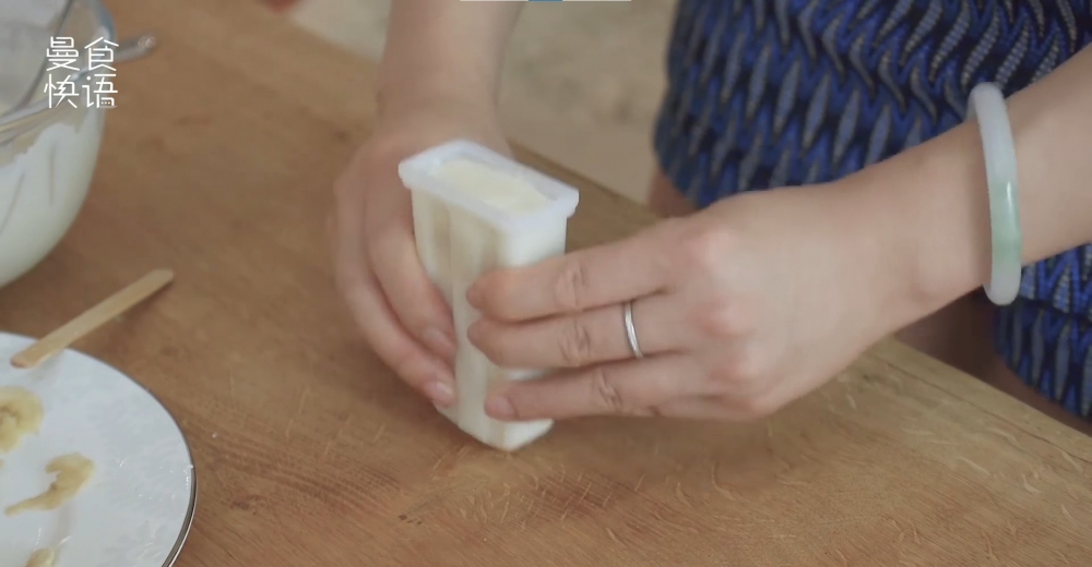 輕輕敲一敲，以去除氣泡。