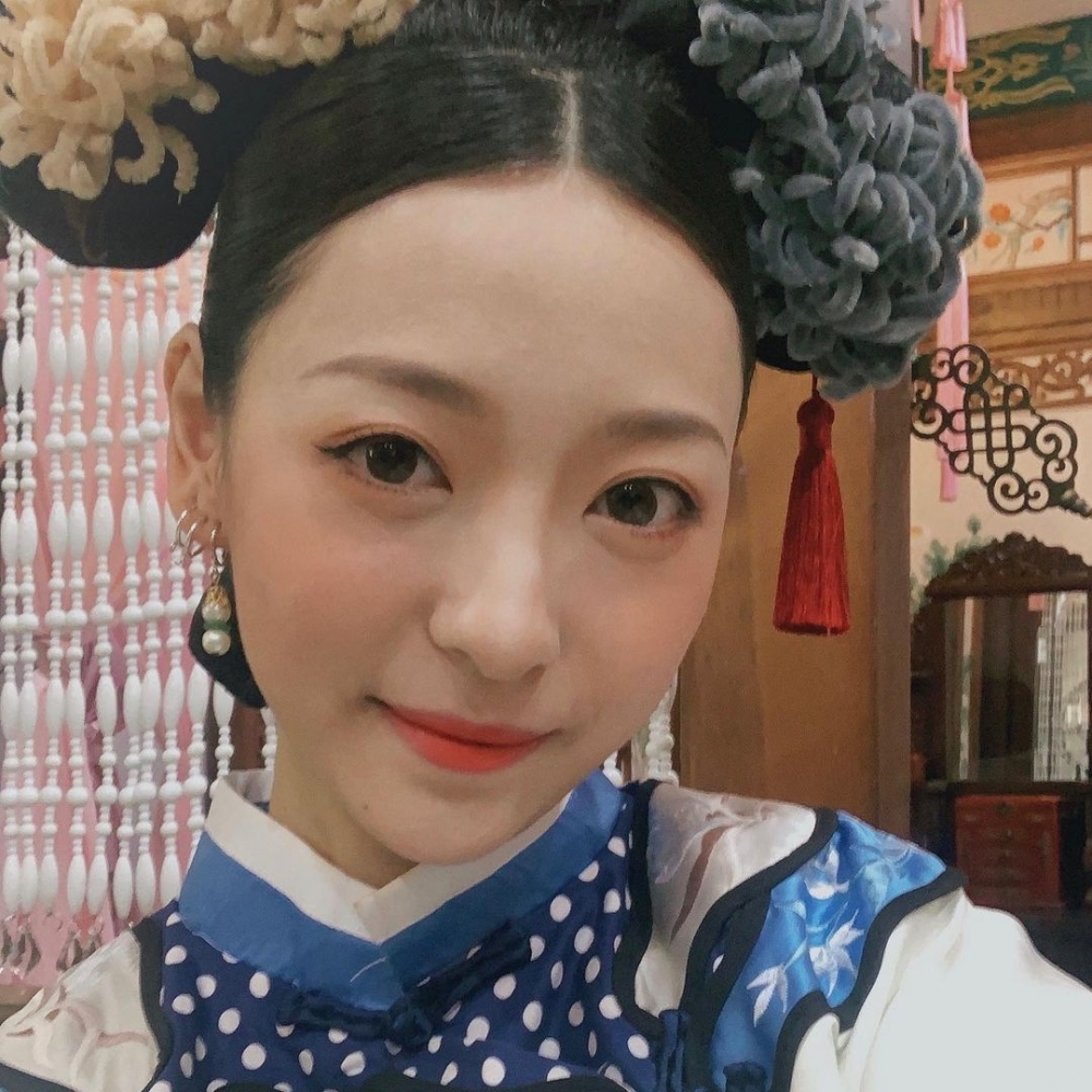 王婳婳係影后趙薇、周冬雨、內地一線小花楊冪師妹。