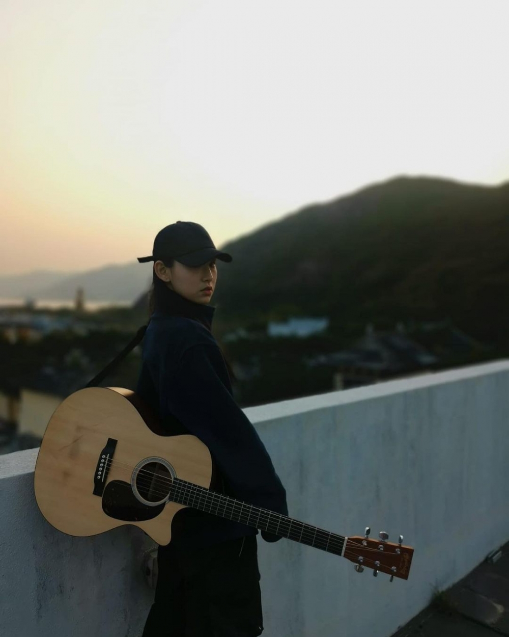 近年開始學吉他的Gigi,得閑時會上網自彈自唱。