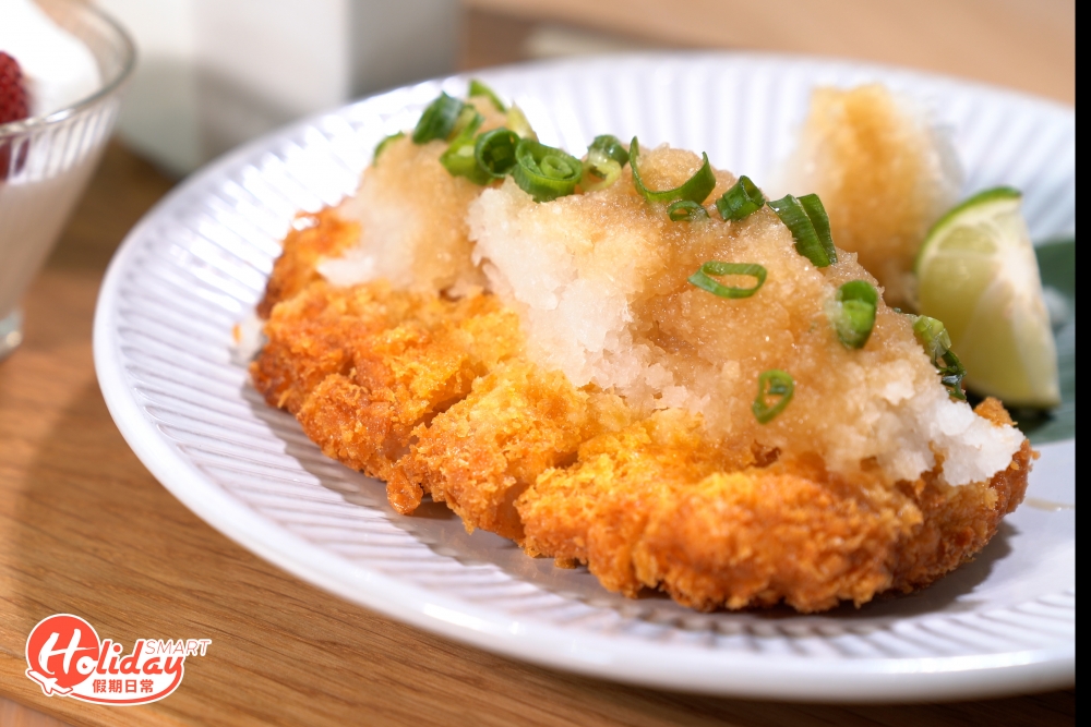 蘿蔔泥吉列豬扒定食,吉列豬扒炸得金黃香脆。