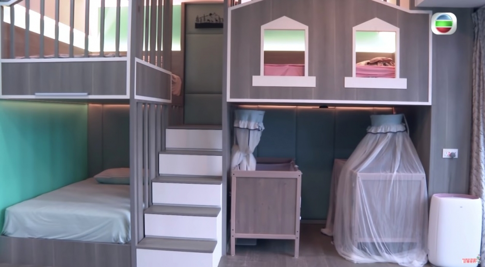 BB房都正對大海，除咗兩張BB床外，仲有3張床畀外傭姐姐陪住佢一對仔女瞓覺