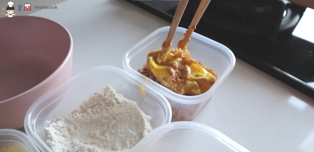 依次沾上面粉、蛋液及粟米碎片。