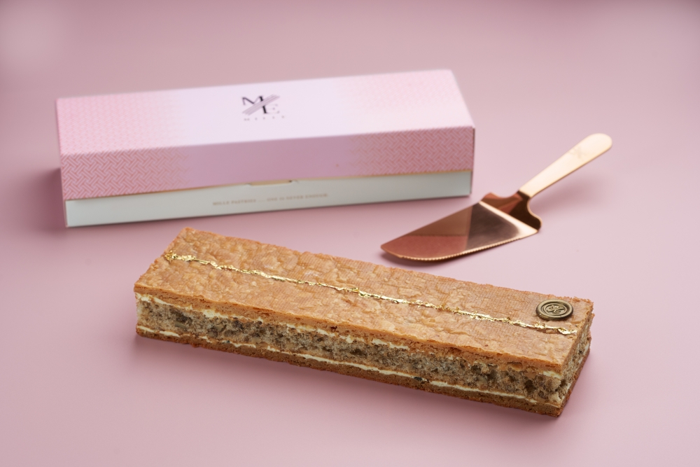 合桃千層餅食落鬆脆,中間的合桃蛋白餅帶有煙韌口感,伴以細膩軟滑的奶油忌廉,特別有層次感,令人想Encore食多件。