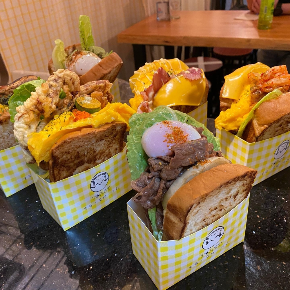 店舖主打即叫即製的爆餡吐司,總共有8款口味可以選擇。