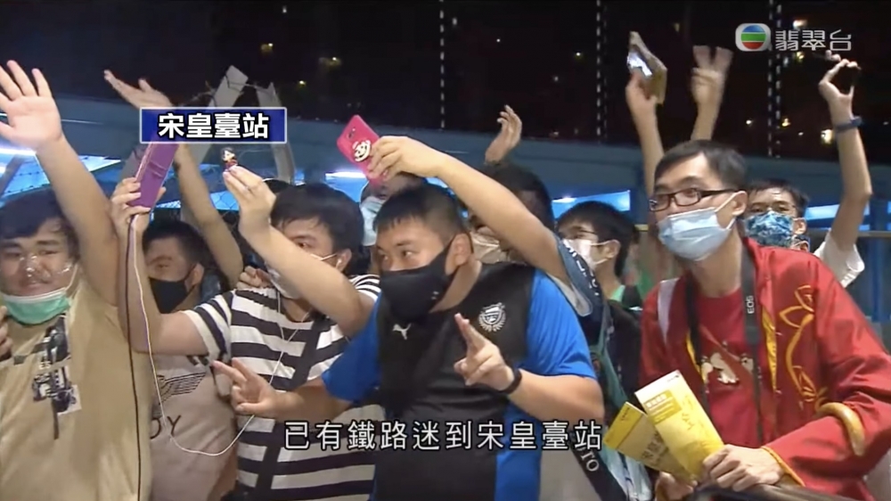 港鐵屯馬線開通吸引咗唔少鐵路迷專程「朝聖」搭頭班車