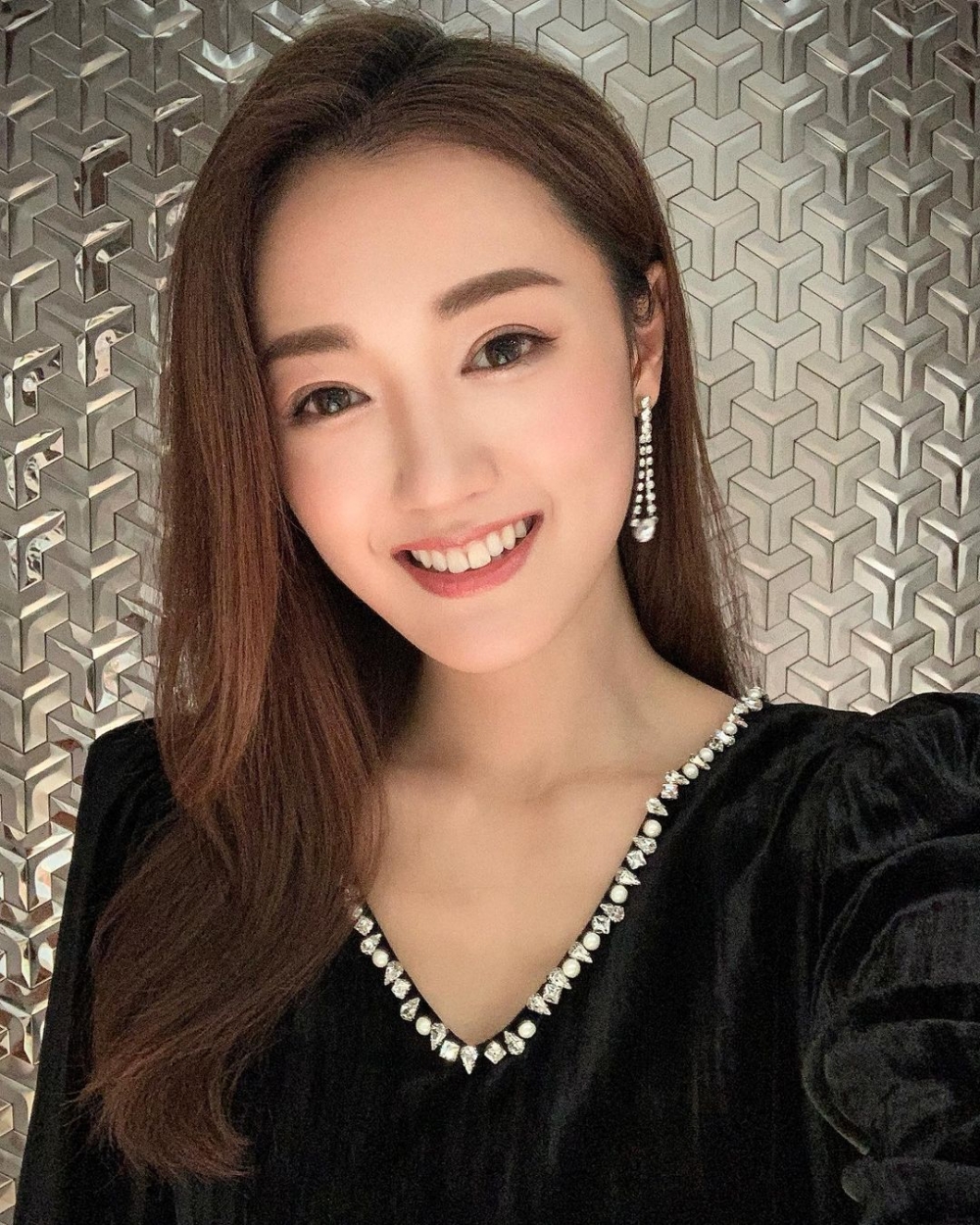 張寶兒出席活動時被問及此事,佢坦言父母都中意買樓投資