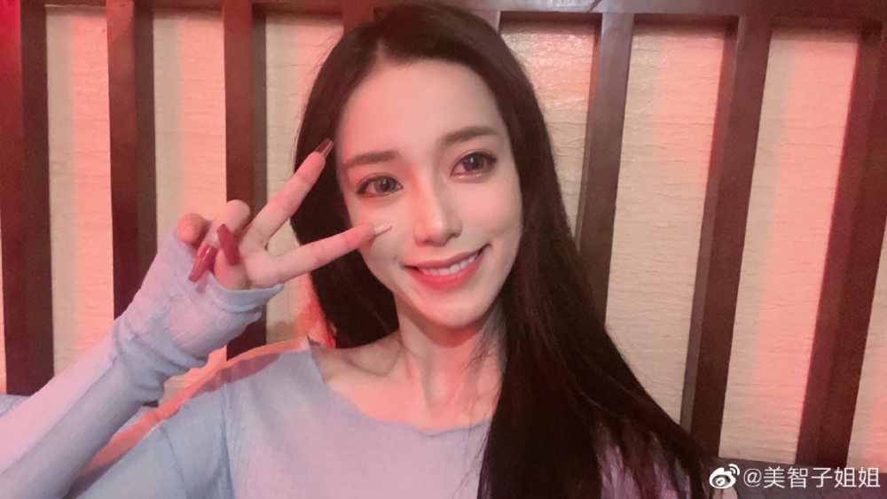 迅猛龍特蕾莎喺鏡頭前跳舞,點知跳到一半,一直長開嘅濾鏡突然消失