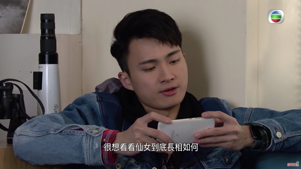 之後樓主叫曖昧對象安靜睇戲,但對方竟然攞部電話出嚟