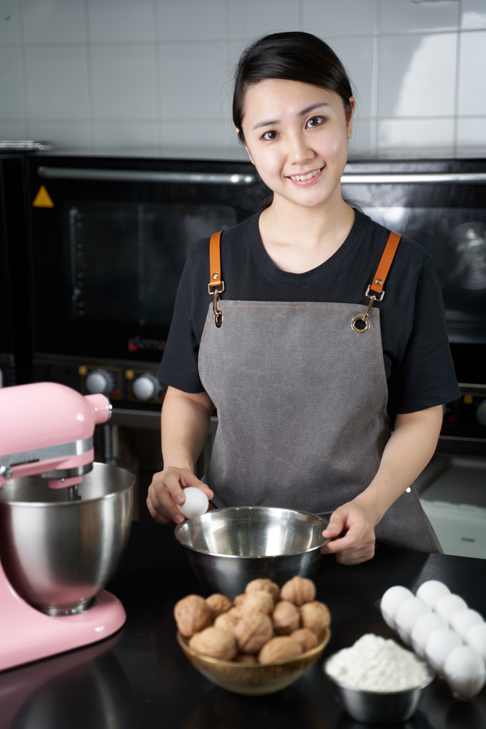 網店Mille hk「一專」由Katrina打理,本身熱愛製作甜品的Katrina,食過古法合桃千層餅後,深深被它吸引。