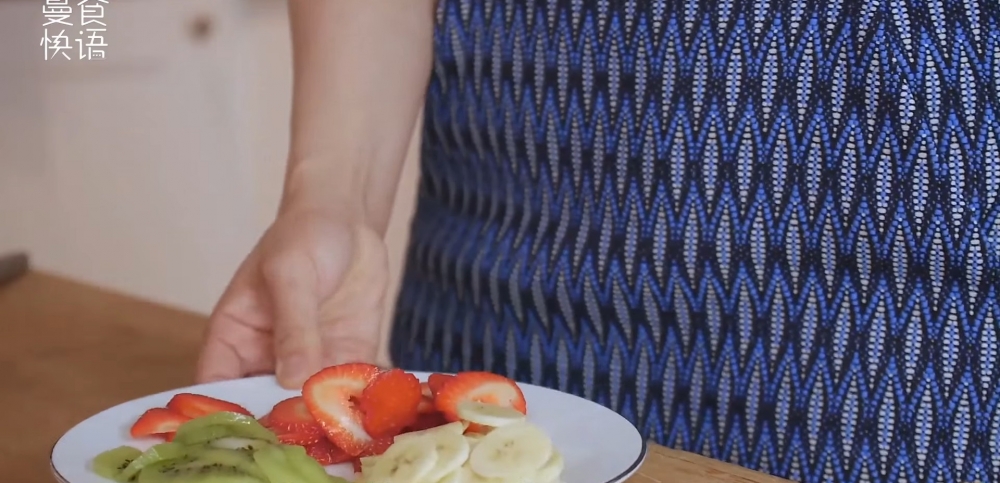 香蕉、奇異果和草莓切薄片。