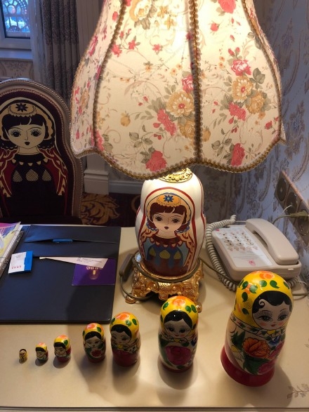 房間內到處都有俄羅斯娃娃元素