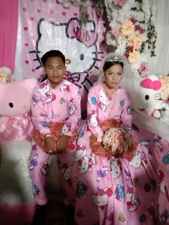 卡新郎、新娘嘅禮服都印咗好多Hello Kitty
