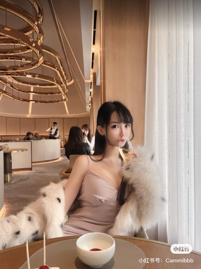每張相都打扮隆重,大晒優質生活日常。