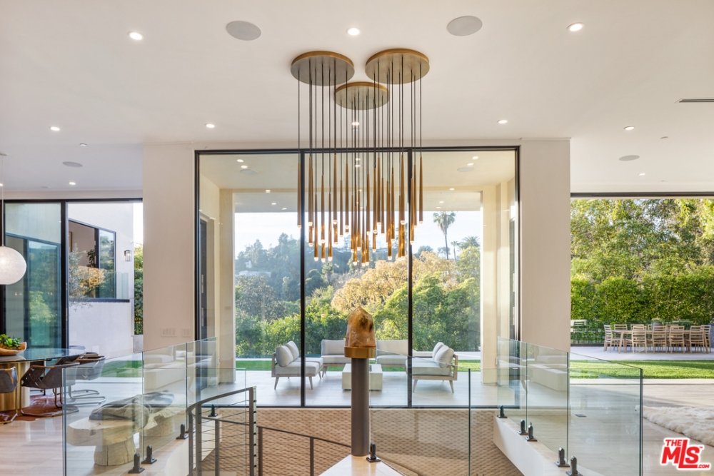 全屋裝修風格非常奢華，以白色為主調