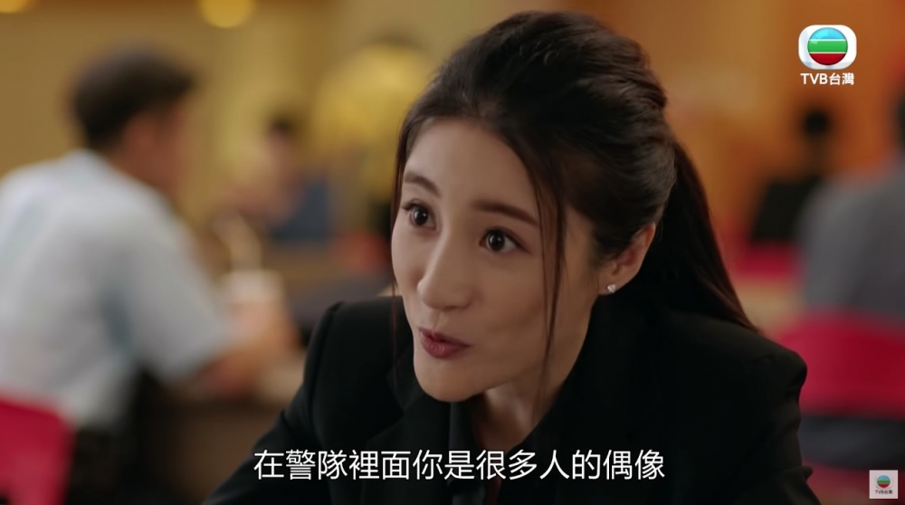 將頭髮紮起嘅林夏薇五官精緻,鼻子高挺、下巴尖尖、眼睛炯炯有神,輪廓突出