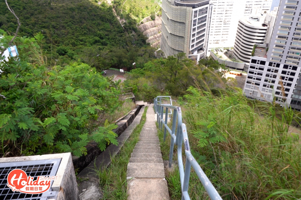 下山的樓梯比較垂直陡峭,所以下去時要小心點,但沿路行景觀相對開揚。