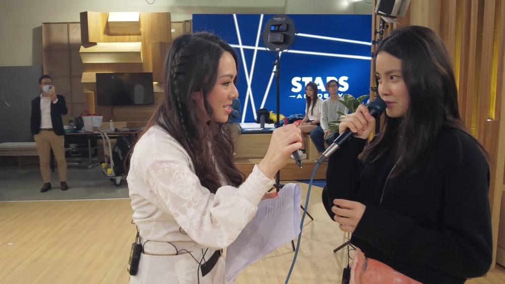 導師JW很用心教導Chantel歌唱技巧。