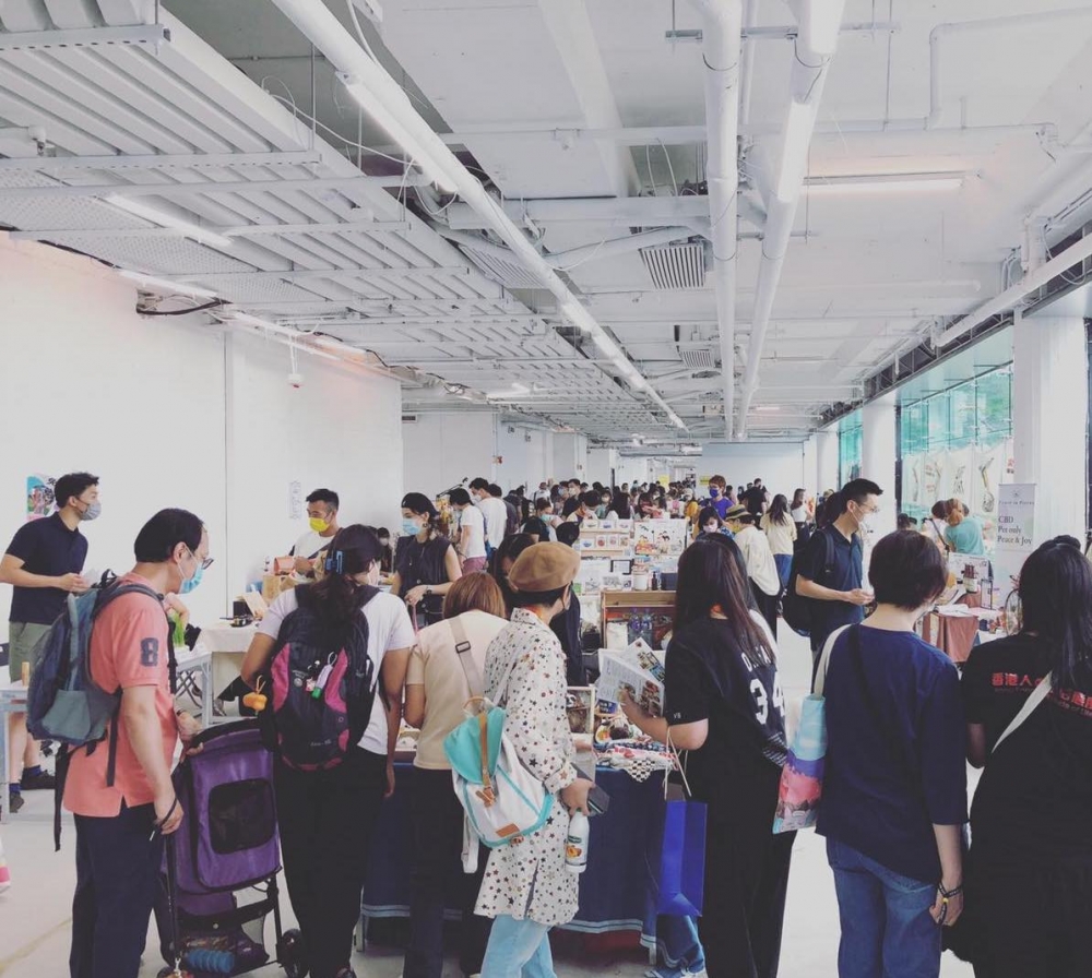 市集在淺水灣3樓及天台舉行,全擁無敵大海景,總佔地超過4萬呎,劃分多個主題區域,3樓是寵物海景市集,雲集超過100攤本地手作及設計品牌攤檔。