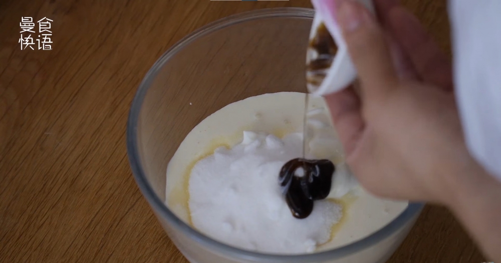 希臘酸奶加入奶油+糖+香草精攪拌均勻。
