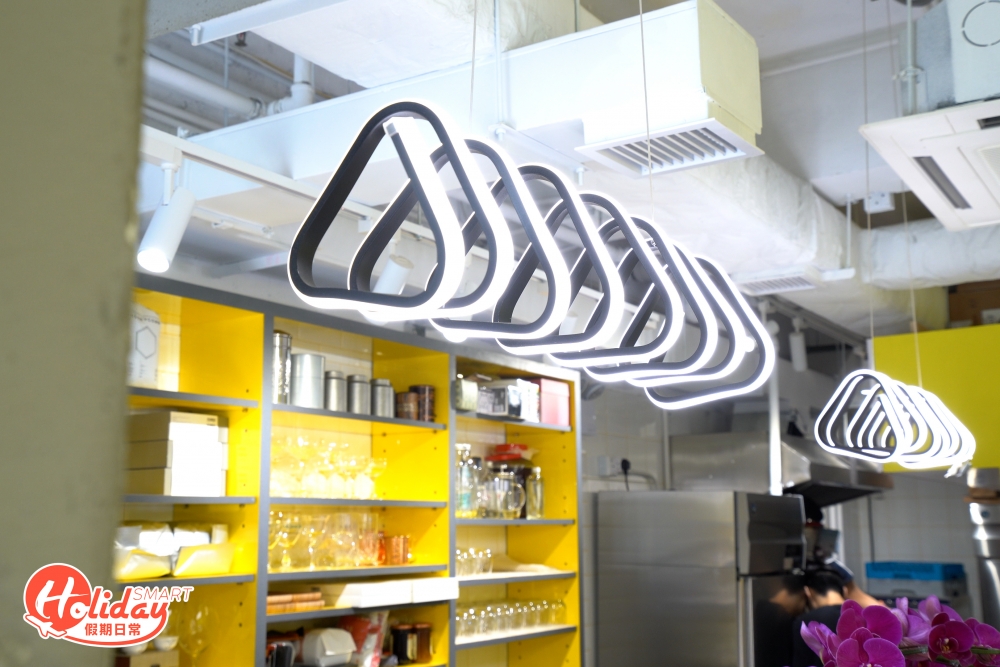 店主表示希望新店以明亮黃色登場,營造清新感覺示人,藉此為客人帶來希望。