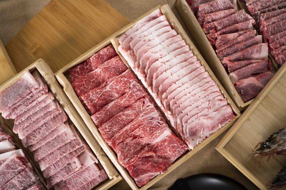 和牛以木盒盛載，感覺更顯高貴。