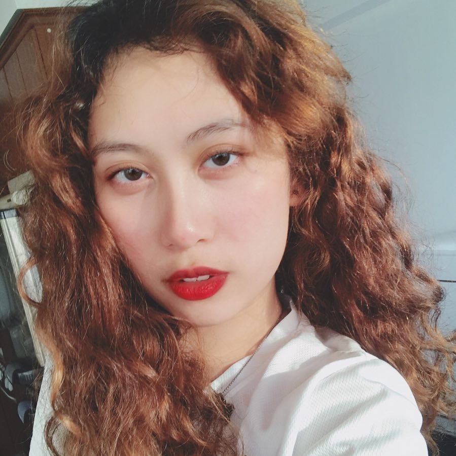 妝後紅唇就十分sexy~