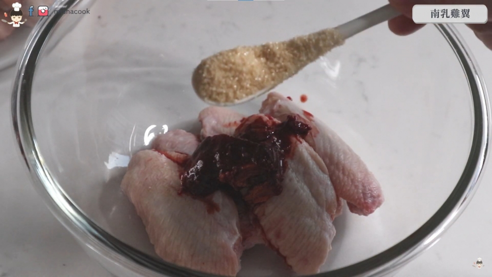 用南乳及砂糖腌製雞翼。