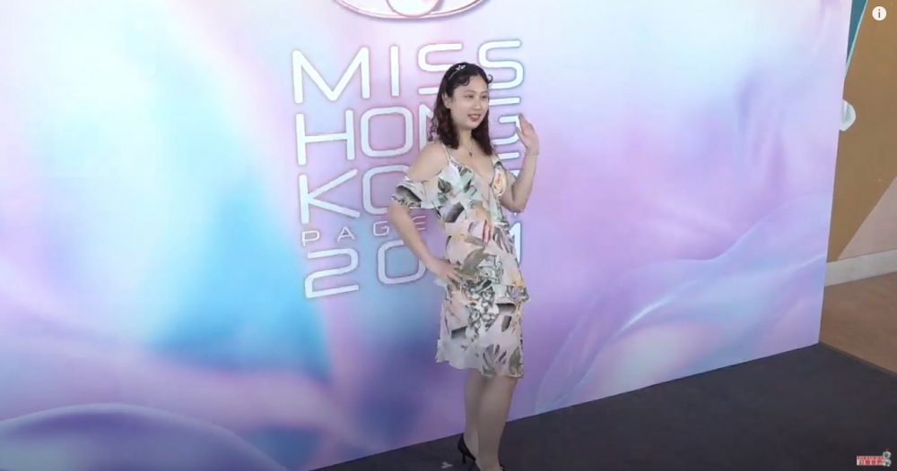 Kristen騎呢pose加上懷舊打扮同妝容,一登場即成全場焦點。