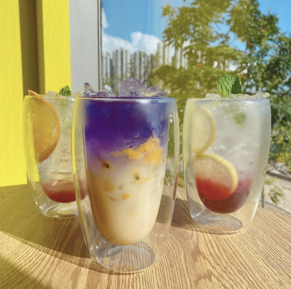 店舖更提供多款小食和飲品,有顏色夢幻的碟豆花百香果益力多特飲。