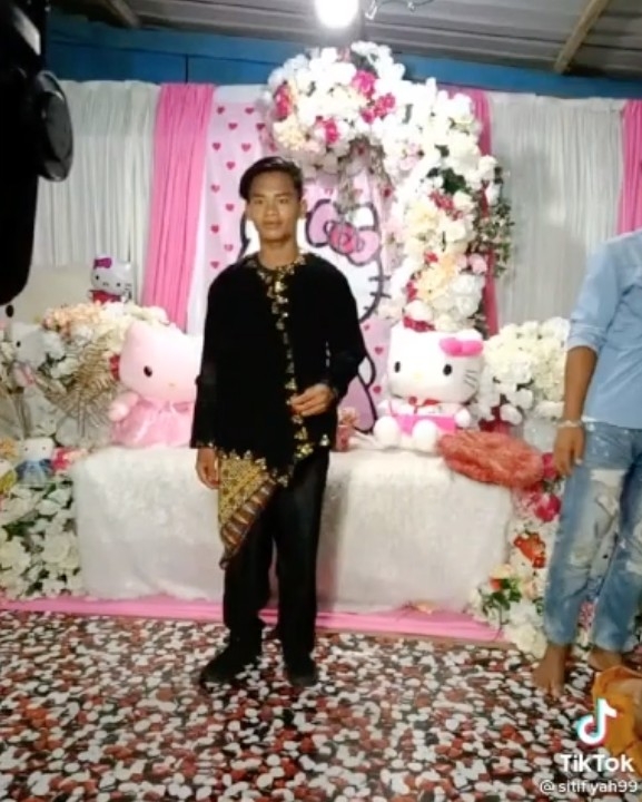 照計呢個Hello Kitty主題嘅婚禮實係以新郎同新娘嘅意願為主舉行,起碼都一定經過呢對夫婦嘅同意先搞。