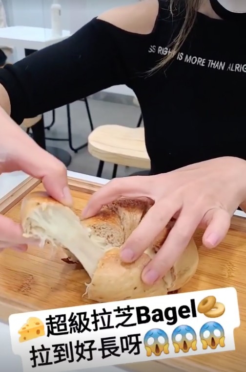 微脆嘅bagel內餡有爆量半溶芝士,外脆內軟,澎湃拉絲勁邪惡