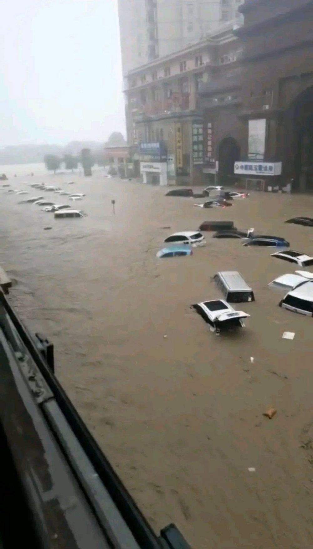 中國河南省連日暴雨引發「5000年一遇」大水災