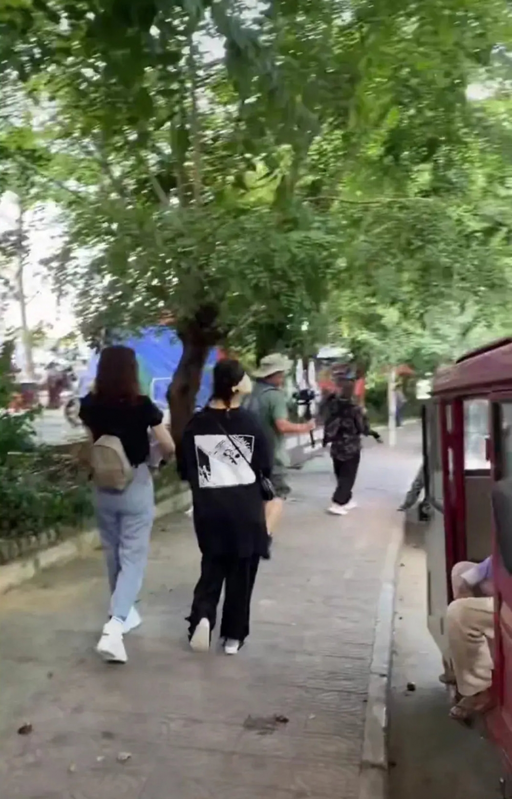 有網友直言兩人嘅氣質完全唔同,阿Sa星味突出,阿嬌衣著打扮十分「路人」