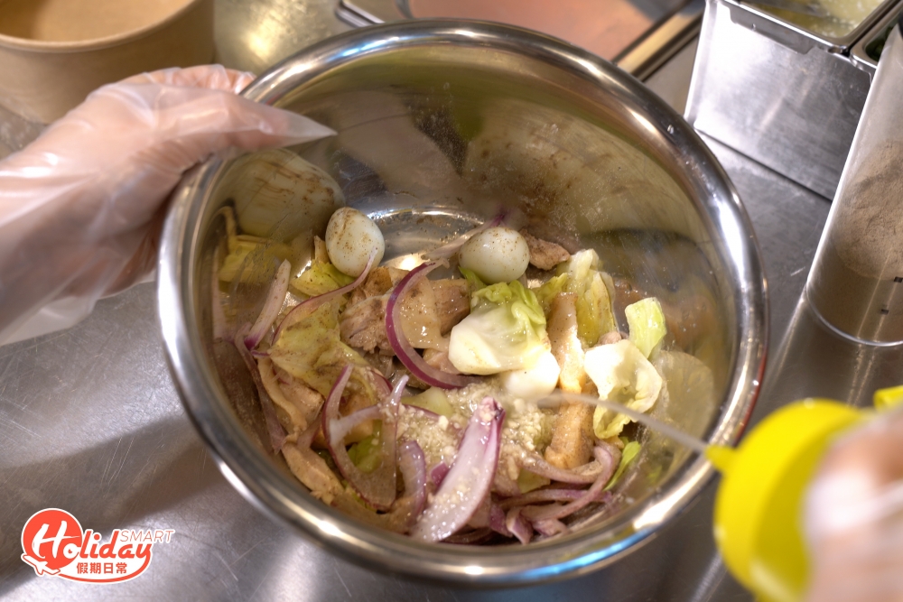 鹽水雞可選擇雞髀肉或雞胸肉,加入胡椒粉和自家熬製雞湯等醬料拌勻,超過15款配料隨意配搭。