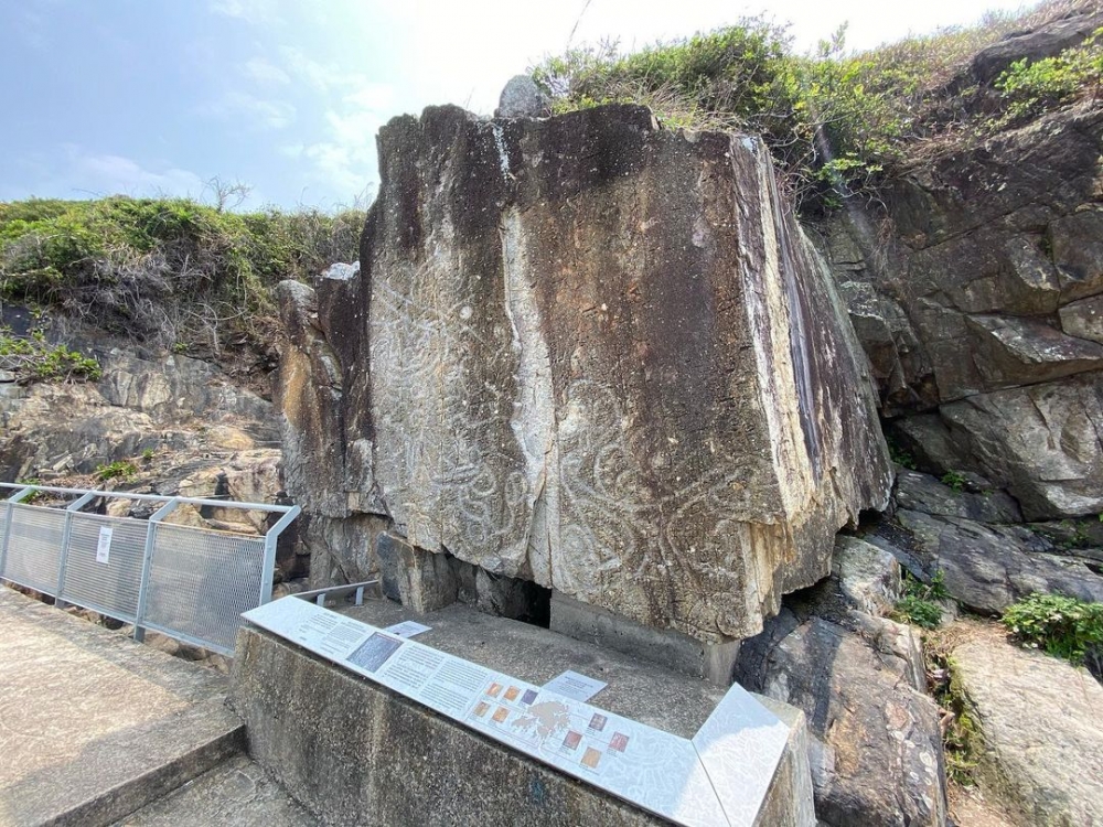 東龍島石刻