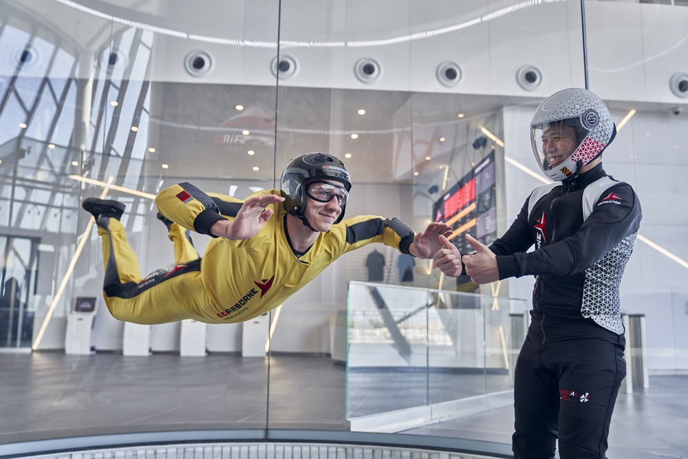 參加者在15米高巨型室內跳傘風洞內,模擬真實空中跳傘的刺激快感,風洞內亦設有高速攝錄機,可為客人攝下飛行時的最精彩時刻,最小4歲就可以參與,成為空中飛人!