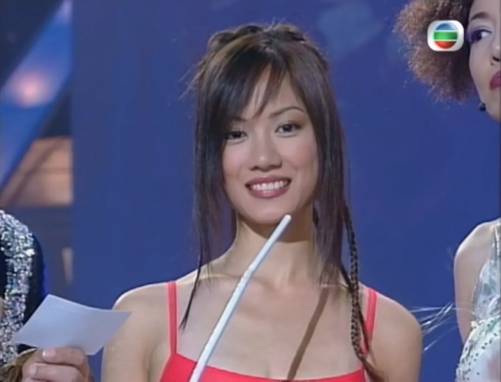 簡慕華同21年前未有太大變化,更多咗一份溫婉氣質。