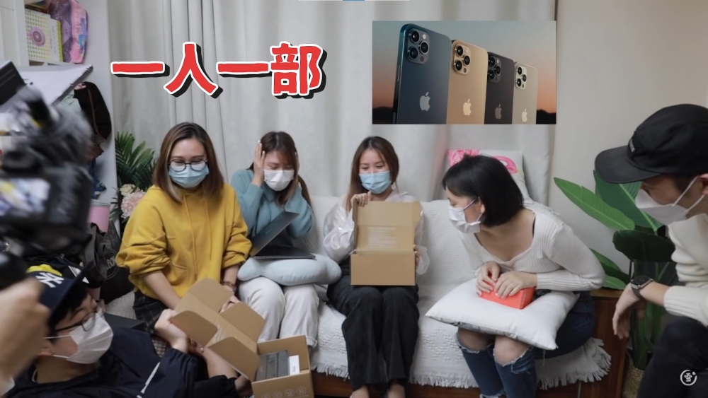 去年聖誕節，雪姨豪送員工們一人一部iPhone！