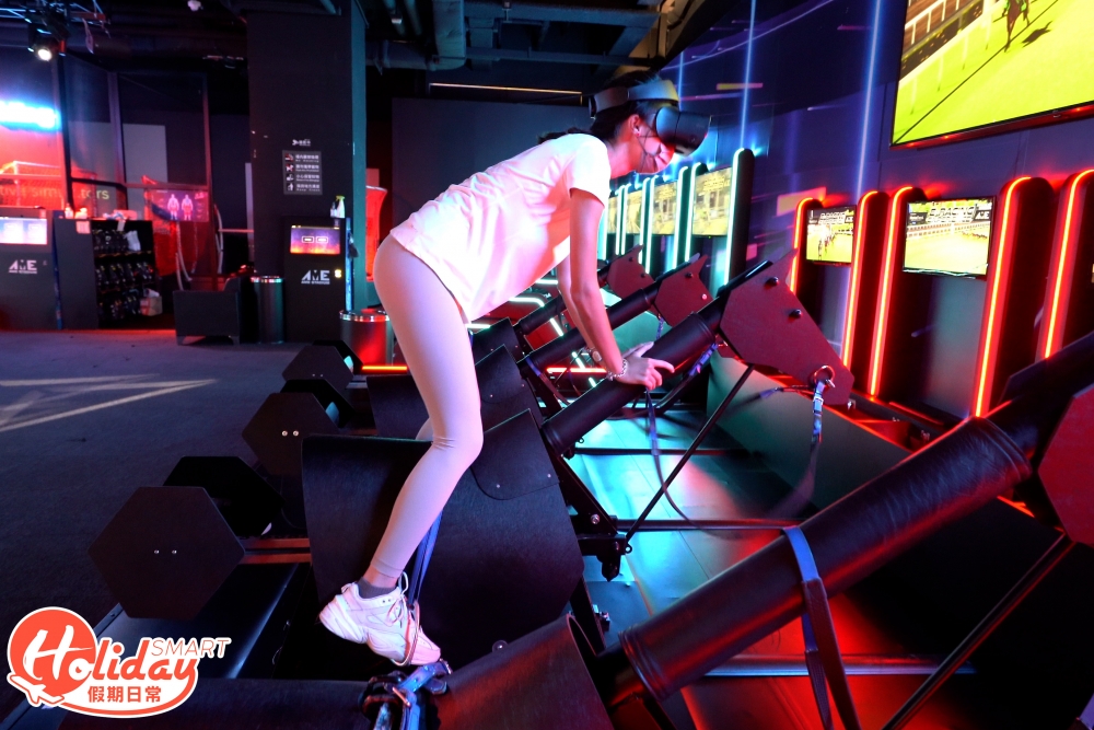 其中部分運動電競更是結合VR技術,好似在賽馬挑戰項目,戴上VR眼鏡就會模擬在沙田馬場參加2,200米競速賽事。