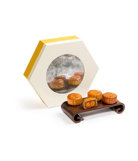 「香港情懷」雙黃黃蓮蓉欖仁月餅。