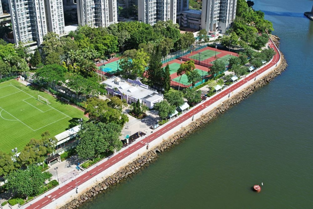 全長約2.3公里的荃灣海濱段單車徑,沿荃灣海濱公園至灣景花園對出的海旁興建,鄰近港鐵荃灣西站及荃灣西公共運輸交匯處。
