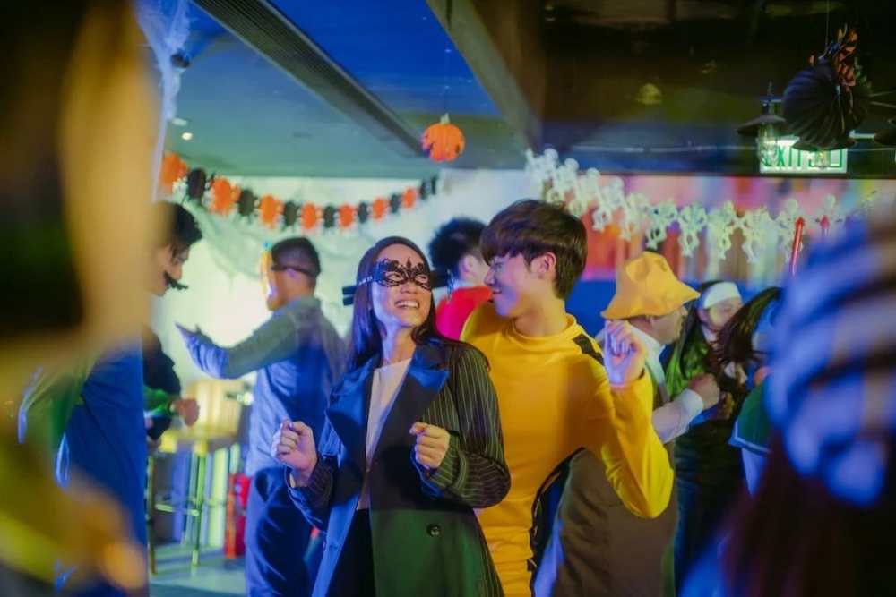 Louis與Francesca一起參加萬聖節派對。