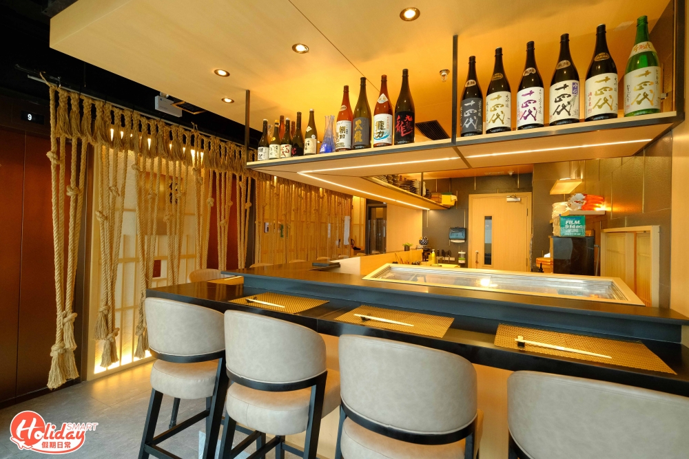 因疫情關係未能外遊，相信不少香港人掛念既新鮮又正宗的日本菜。旺角開業不久的初鮨，店舖以傳統和風裝潢設計，位子不多，所以經常爆場！