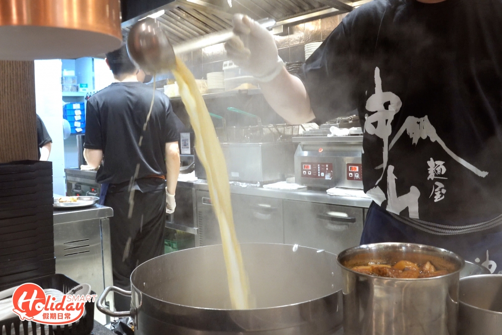 「神山」湯頭有別於一般拉麵店,選用大量豚骨、上乘豚肉、多種日本魚介及秘製醬油調味,再慢火熬製超過12小時而成。
